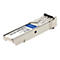 Ein metallisches SFP-Transceiver-Modul mit einem blauen Aufkleber, beschriftet mit J4858C-AO und 1000base-SX.