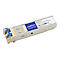 Ein silberner Addon SFP Transceiver mit blauem Entriegelungshebel und einem Etikett mit Produktdetails.