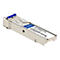 Silbernes Addon SFP+ Glasfaser-Transceiver-Modul mit blauem Hebel auf weißem Hintergrund.