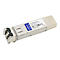 Ein silberner SFP+ Transceiver mit blauem Etikett und Beschriftung auf weißem Hintergrund.