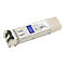Ein silberner 10GBase-SR SFP+ Glasfaser-Transceiver mit blauem Etikett und Beschriftung auf weißem Hintergrund.