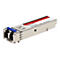 Ein silberner Proline SFP-Transceiver mit blauem Entriegelungshebel und einem roten Etikett.