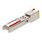 Silbernes Proline SFP-Modul mit rotem Etikett vor weißem Hintergrund.