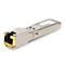 Silbernes SFP-Modul mit goldenem RJ45-Anschluss vor weißem Hintergrund.