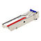 Silberner SFP+ Glasfaser-Transceiver mit rotem Etikett und blauem Entriegelungshebel.
