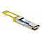 Addon QSFP28 Transceiver Modul mit gelbem Entriegelungshebel vor weißem Hintergrund.