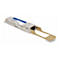 Ein metallisches QSFP28-Transceiver-Modul mit blauem Etikett und beigem Entriegelungshebel auf weißem Grund.