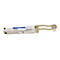 Silbernes QSFP28-Glasfaser-Transceiver-Modul mit beigem Entriegelungshebel vor weißem Hintergrund.