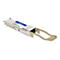 Ein silberner QSFP28-Glasfaser-Transceiver mit blauem Etikett und beigem Entriegelungshebel vor weißem Hintergrund.