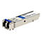 Ein metallisches SFP-Transceiver-Modul mit blauem Hebel auf weißem Hintergrund.