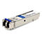 Ein silberner Glasfaser-Transceiver mit blauem Entriegelungshebel und einem Etikett mit Produktinformationen.