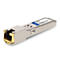 Ein silbernes RJ45 SFP-Transceiver-Modul mit blau-weißem Aufkleber auf weißem Hintergrund.
