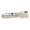 Ein metallisches SFP-Kupfer-Transceiver-Modul mit einem blauen Aufkleber und RJ-45-Anschluss.