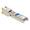Silbernes SFP+ Kupfer-Transceiver-Modul mit RJ45-Anschluss und Etikett auf weißem Hintergrund.