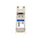 Ein silbernes SFP+-Modul mit blauem Addon-Logo und einem Etikett mit Produktinformationen und Barcode.
