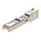 Silberner SFP+ Kupfer-Transceiver mit blauem Etikett und Modellbezeichnung 407-BBWL-AO.