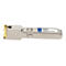 Ein silberner 10GBase-TX SFP+ Transceiver mit goldenem Verriegelungshebel und einem Etikett von Addon.