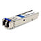 Silbernes SFP+-Transceiver-Modul mit blauem Hebel und weißem Etikett auf weißem Hintergrund.