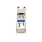 Ein silbernes SFP+-Transceiver-Modul mit blauem Etikett und Modellbezeichnung auf weißem Hintergrund.