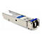 Ein silbernes SFP-Plus Transceiver-Modul mit blauem Entriegelungshebel und einem Etikett mit Produktinformationen.