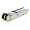 Ein metallisches SFP28-Transceiver-Modul mit blau-weißem Aufkleber auf weißem Hintergrund.