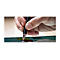 Hand mit Stift, der auf ein Tablet zeigt. Bildschirm mit Details und Farbmarkierungen.