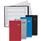 Plusieurs carnets et un carnet ouvert avec une vue journalière, année 2026. Couleurs: Rouge, gris, bleu, noir. Les fonds sont blancs.