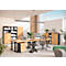 Een modern kantoor met houten bureau, stoelen, kasten en planten. Op de monitor staat 8:31.