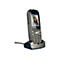 Schwarzes AGFEO DECT 70 IP Schnurlostelefon in der Ladestation mit Displayanzeige einer Person am Haupteingang.