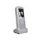 Weißes AGFEO DECT 77 IP Schnurlostelefon in der Ladeschale mit Display-Anzeige einer Türsprechstelle.