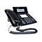 Schwarzes IP-Telefon mit Display und Hörer auf weißem Hintergrund.