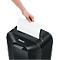 Hand führt ein Blatt Papier in einen schwarzen Fellowes-Aktenvernichter ein.