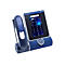 Blaues IP-Telefon mit Touchscreen-Display und seitlich angebrachtem Hörer vor weißem Hintergrund.