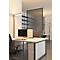 Bureau avec bureaux, ordinateurs, cloisons et dossiers. Minimaliste et lumineux.