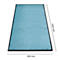Alfombra azul claro con borde negro. Dimensiones: 1500 x 850 mm.