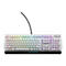 Eine weiße Alienware-Tastatur mit bunten Tasten und Kabel.