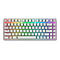 Weiße mechanische Tastatur mit Regenbogenbeleuchtung der Tasten. Tastenbeschriftung in Schwarz.