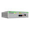 Ein graues Netzwerkgerät mit Schriftzügen wie Allied Telesis, AT-PC2000/SC, und PoE. Es hat Ports, darunter Fiber und Port 1 und 2.
