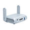 Heller GL.iNet WLAN-Router mit zwei Antennen, Anschlüssen für LAN, WAN, USB 3.0 und Strom vor weißem Hintergrund.