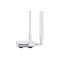 Seitenansicht eines weißen WLAN-Routers mit zwei vertikalen Antennen vor weißem Hintergrund.