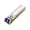 Ein silbernes SFP-Modul mit einem blauen Entriegelungshebel vor weißem Hintergrund.