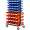 Carro de herramientas con contenedores azules y rojos. Se apoya sobre ruedas y tiene un asa para tirar.