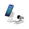 Weiße 3-in-1 Ladestation von ALOGIC mit einem iPhone, einer Apple Watch und AirPods auf weißem Hintergrund.