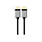 Zwei HDMI-Stecker mit goldenen Anschlüssen und grauem Gehäuse sowie schwarz umflochtenem Kabel auf weißem Grund.