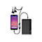 Smartphone, schwarze Kopfhörer und Powerbank verbunden durch einen silbernen Adapter auf weißem Hintergrund.