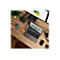 Ansicht von oben eines Schreibtisches mit Laptop, Monitor, Telefon und ZubehÃ¶r. Der Monitor zeigt ein Diagramm, der Laptop eine BrÃ¼cke.