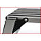 Detailaufnahme einer Aluminium-Trittstufe mit schwarzer rutschfester Oberfläche und sichtbaren Verschraubungen.