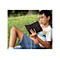 Ein Junge sitzt im Gras, lehnt an einem Baum und liest ein schwarzes E-Book.