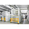 Industriehal met witte veiligheidskooien en gele afzettingen. Op de achtergrond buizen en ventilatie.