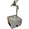 Een grijze overheadprojector met een heldere lens, hendel en verstelbare projectiekop.
